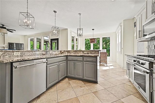 6730 Meyers Circle, Parkville, MO 64152