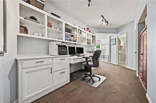 6730 Meyers Circle, Parkville, MO 64152