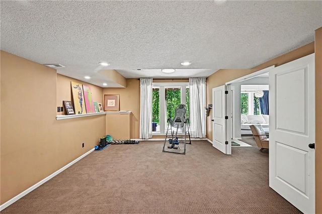 6730 Meyers Circle, Parkville, MO 64152