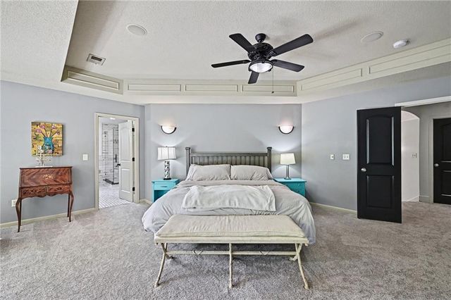 6730 Meyers Circle, Parkville, MO 64152