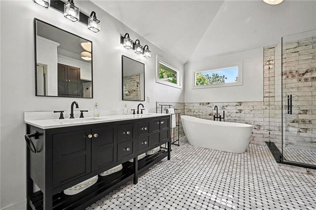 6730 Meyers Circle, Parkville, MO 64152