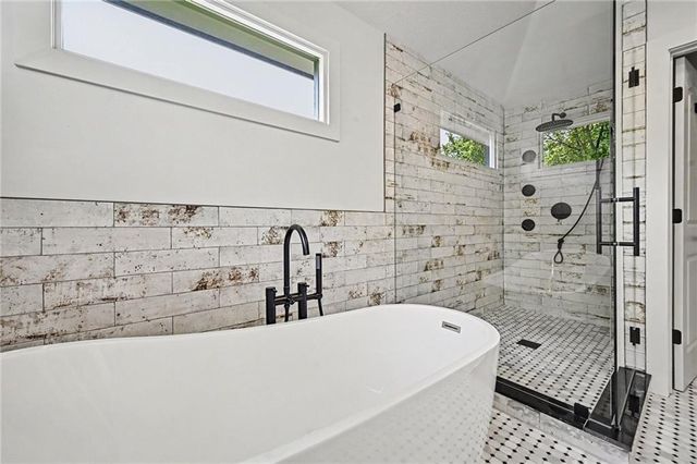 6730 Meyers Circle, Parkville, MO 64152