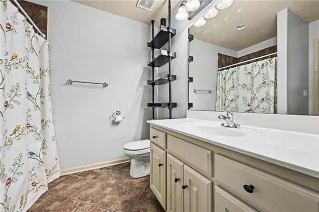 6730 Meyers Circle, Parkville, MO 64152