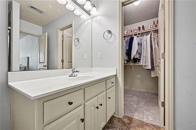 6730 Meyers Circle, Parkville, MO 64152