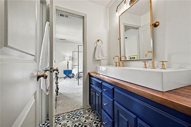 6730 Meyers Circle, Parkville, MO 64152