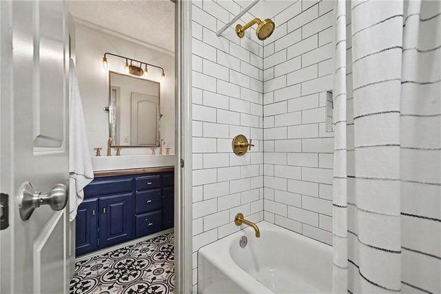 6730 Meyers Circle, Parkville, MO 64152