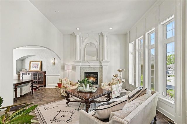 6730 Meyers Circle, Parkville, MO 64152