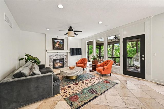 6730 Meyers Circle, Parkville, MO 64152