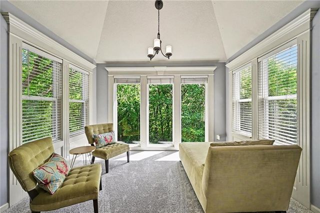 6730 Meyers Circle, Parkville, MO 64152