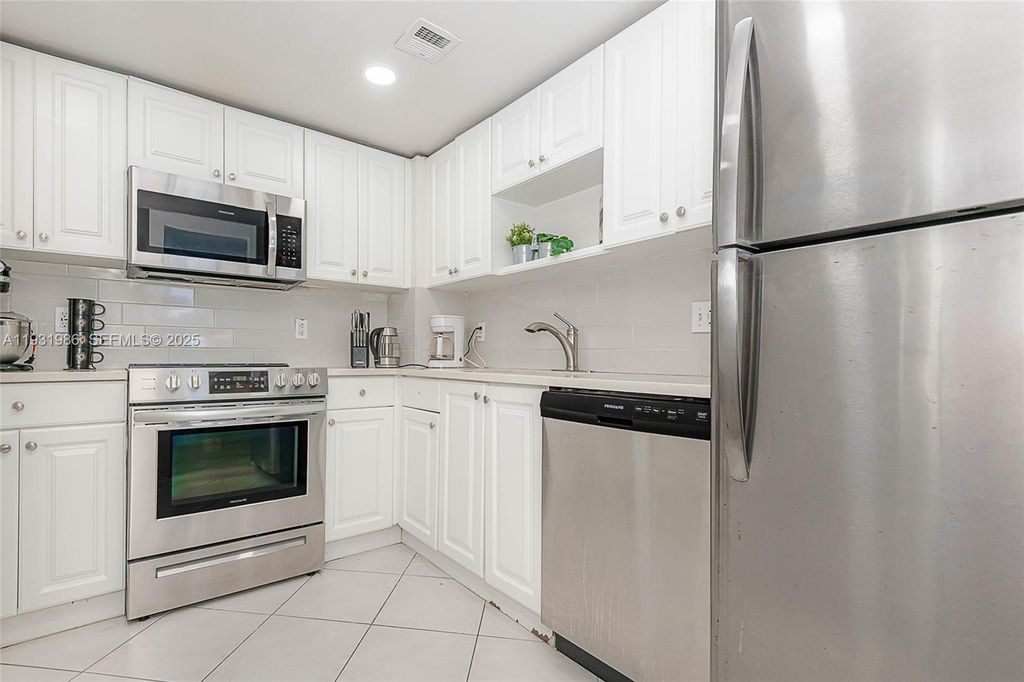 Image 11 of property listing at 1965 S Ocean Dr MR, Hallandale Beach, FL 33009