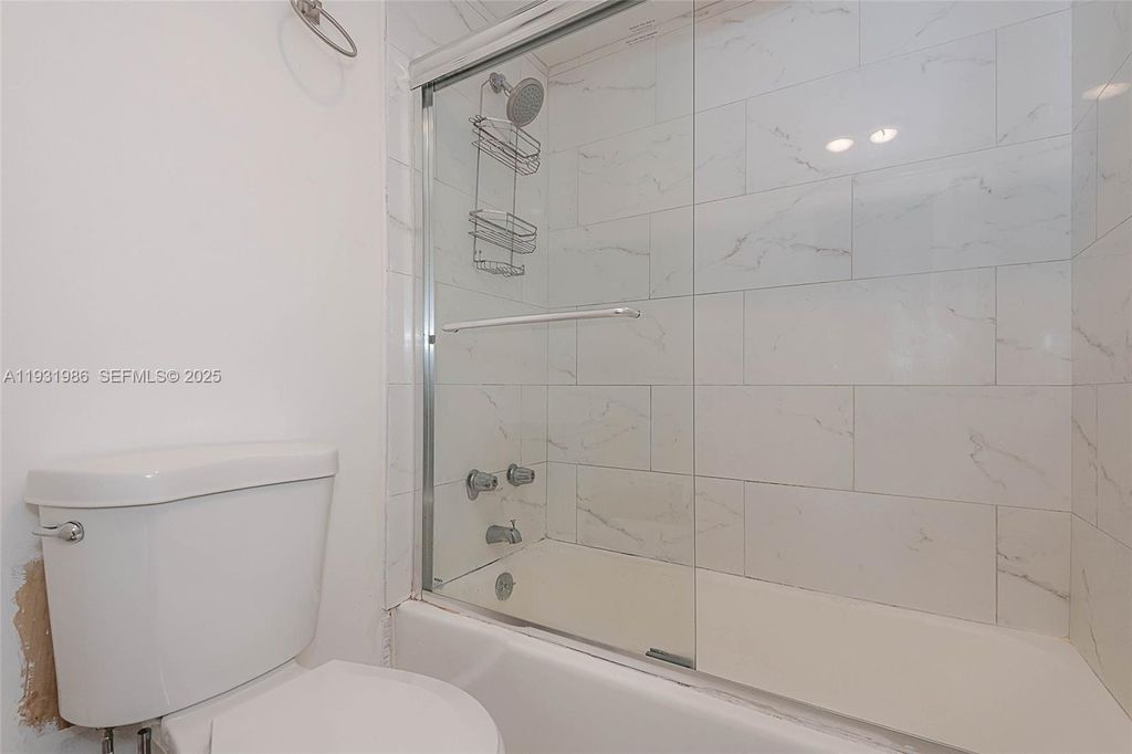 Image 18 of property listing at 1965 S Ocean Dr MR, Hallandale Beach, FL 33009