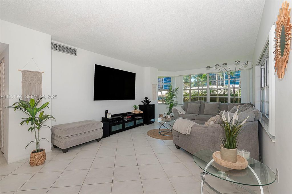 Image 9 of property listing at 1965 S Ocean Dr MR, Hallandale Beach, FL 33009