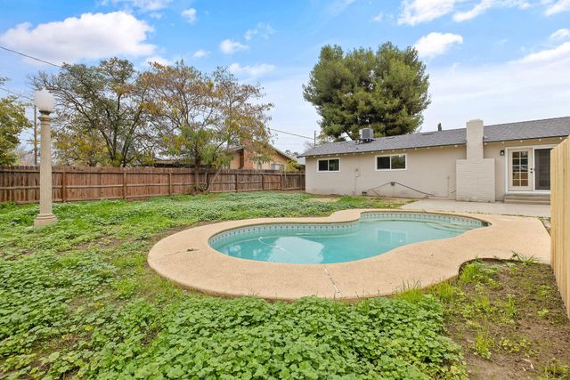 2039 S Locust Street, Visalia, CA 93277