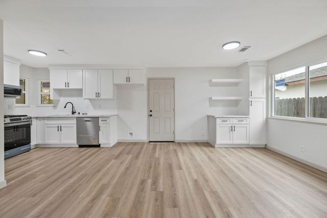 2039 S Locust Street, Visalia, CA 93277