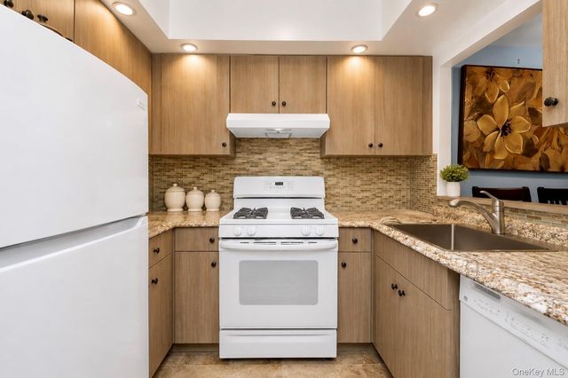 5536 69th Place R3, Maspeth, NY 11378