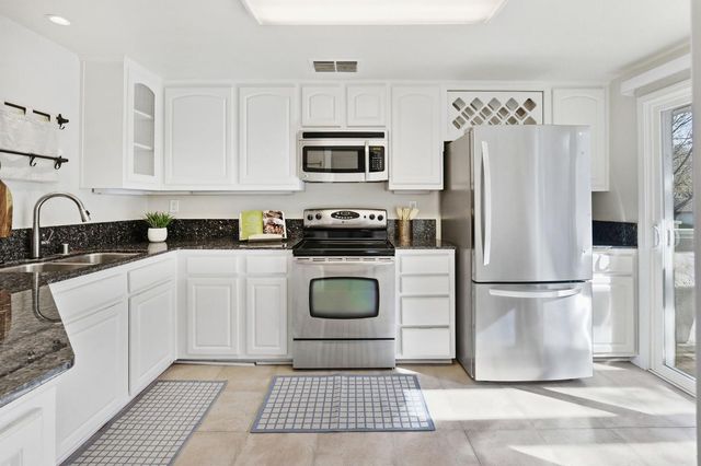 3034 Swallows Nest Dr, Sacramento, CA 95833