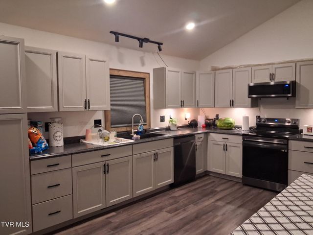 746 Hampton Creek Road, Roan Mountain, TN 37687