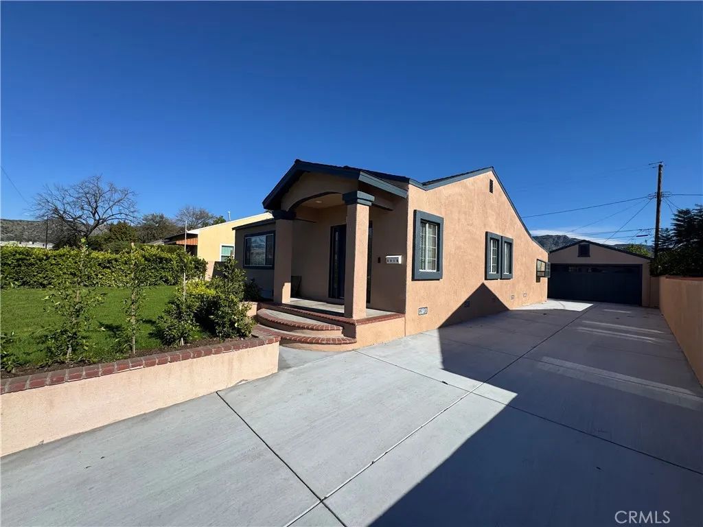 2210 N Buena Vista, Burbank, CA 91504