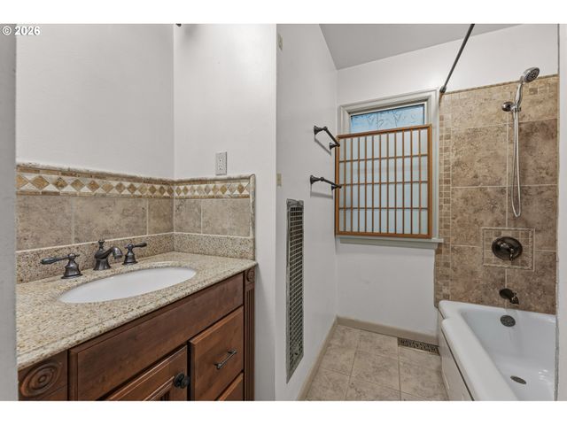7526 Sw CAPITOL HILL Rd, Portland, OR 97219