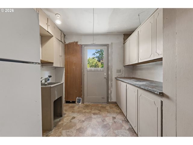 7526 Sw CAPITOL HILL Rd, Portland, OR 97219