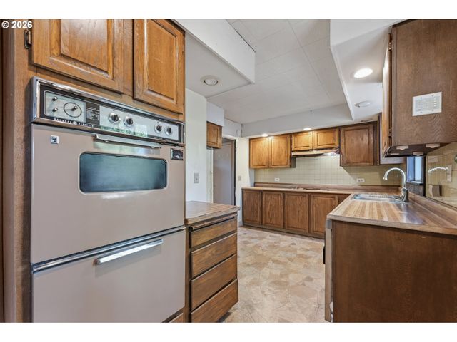 7526 Sw CAPITOL HILL Rd, Portland, OR 97219