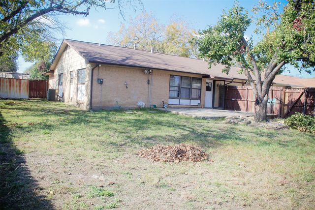 1022 Crest Park Drive, Garland, TX 75042