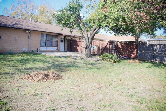 1022 Crest Park Drive, Garland, TX 75042