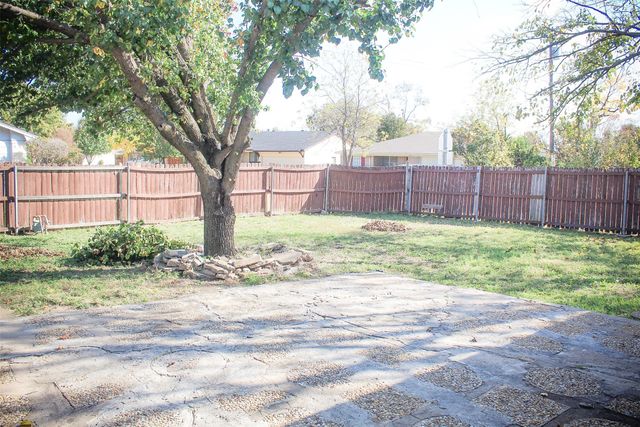 1022 Crest Park Drive, Garland, TX 75042