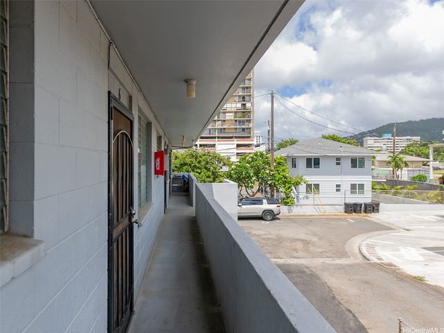 823 Waiaka Place, Honolulu, HI 96826