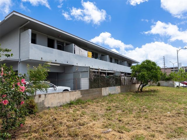 823 Waiaka Place, Honolulu, HI 96826
