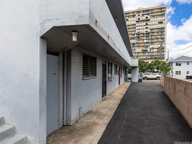 823 Waiaka Place, Honolulu, HI 96826