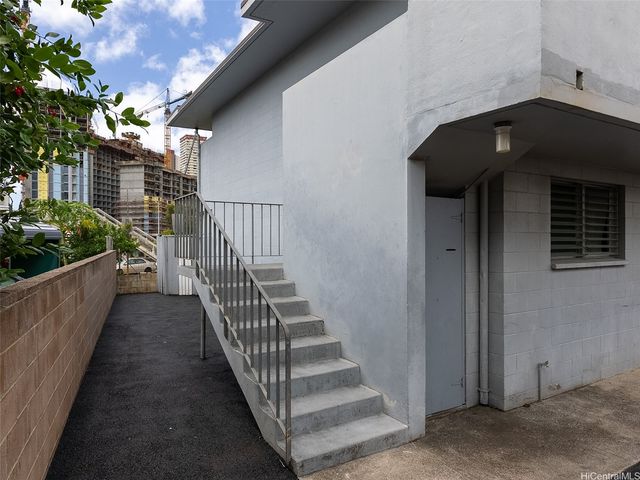 823 Waiaka Place, Honolulu, HI 96826