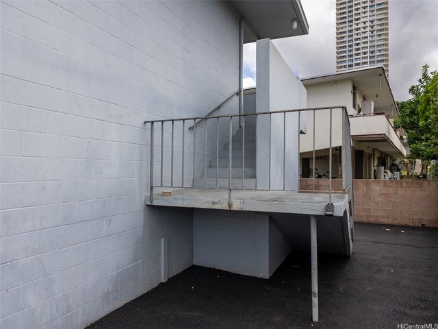 823 Waiaka Place, Honolulu, HI 96826