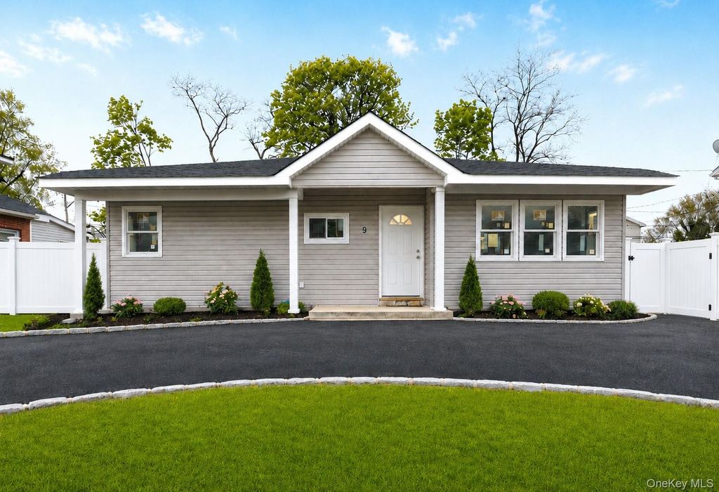 9 Emerald Lane S, Amityville, NY 11701