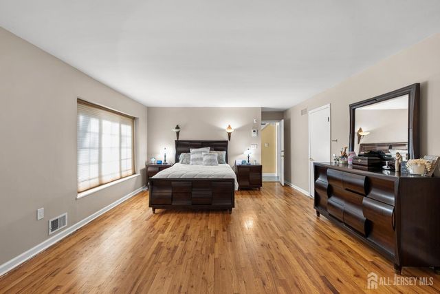 8 Crommelin Court, East Brunswick, NJ 08816