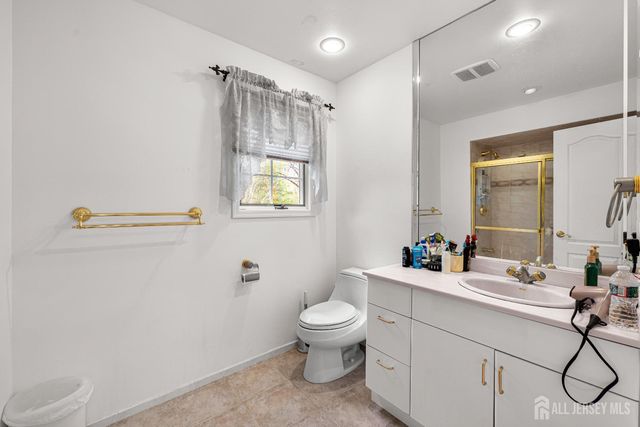 8 Crommelin Court, East Brunswick, NJ 08816