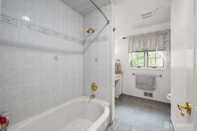 8 Crommelin Court, East Brunswick, NJ 08816