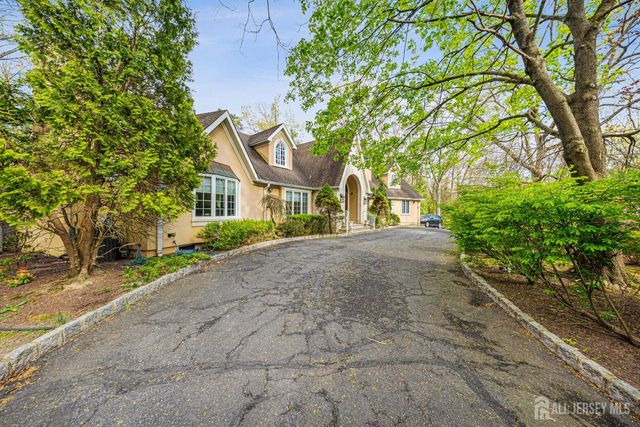 8 Crommelin Court, East Brunswick, NJ 08816