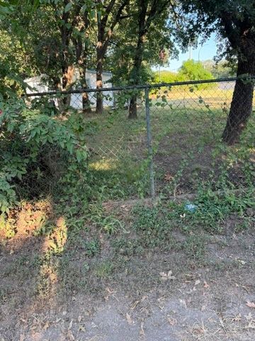 4004 Curry Road A, Arlington, TX 76001