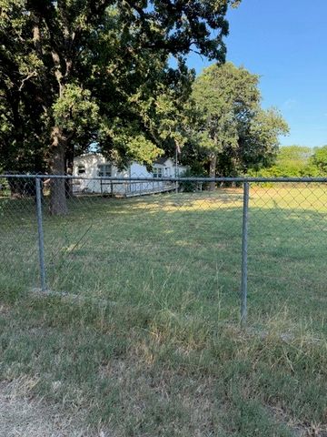 4004 Curry Road A, Arlington, TX 76001
