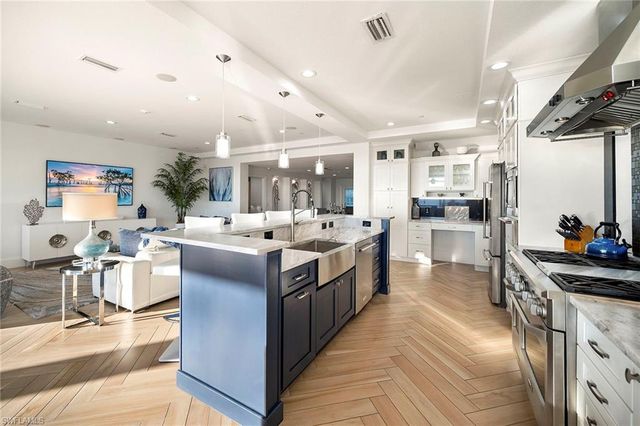 1048 Dolphin DR, Cape Coral, FL 33904