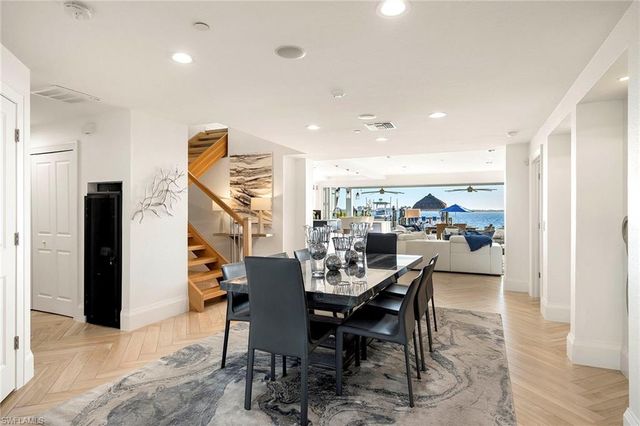 1048 Dolphin DR, Cape Coral, FL 33904