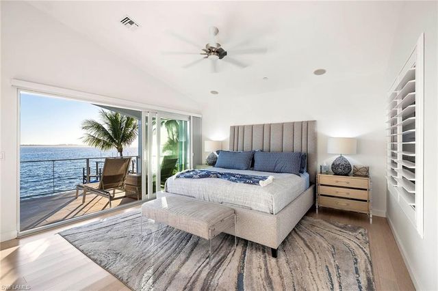 1048 Dolphin DR, Cape Coral, FL 33904