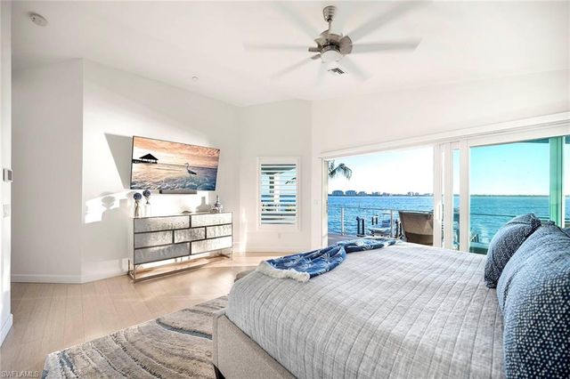 1048 Dolphin DR, Cape Coral, FL 33904