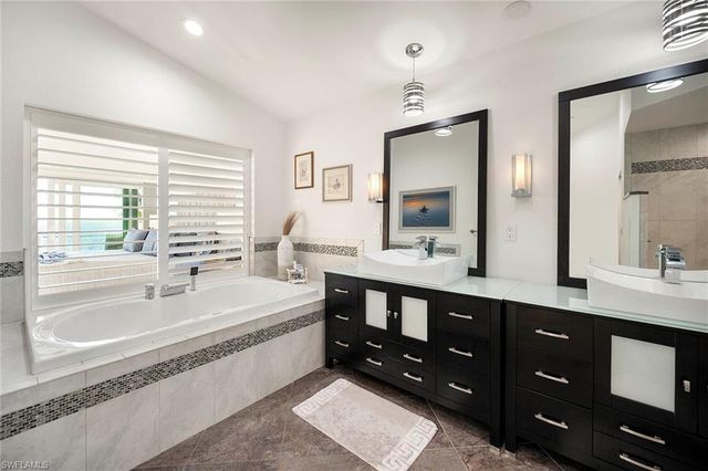 1048 Dolphin DR, Cape Coral, FL 33904