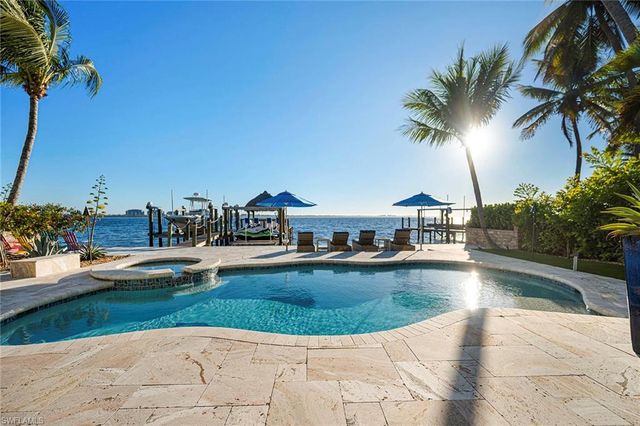 1048 Dolphin DR, Cape Coral, FL 33904