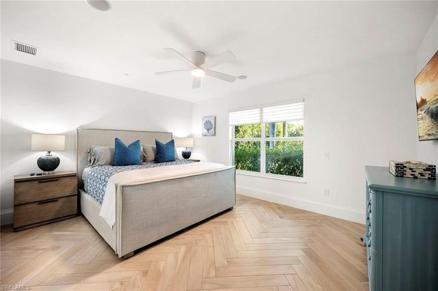 1048 Dolphin DR, Cape Coral, FL 33904