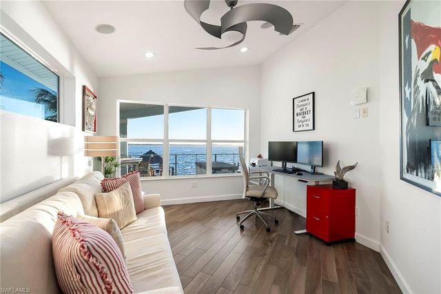 1048 Dolphin DR, Cape Coral, FL 33904