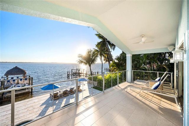 1048 Dolphin DR, Cape Coral, FL 33904