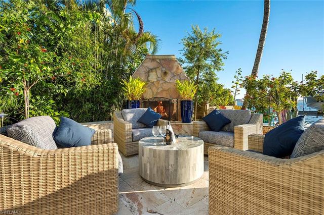 1048 Dolphin DR, Cape Coral, FL 33904